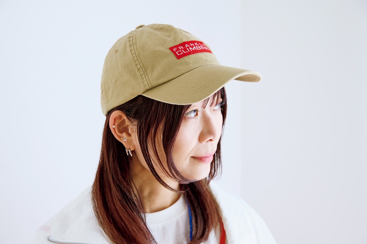 遠藤あゆみさんは、アウトドアでも街着にも合わせやすいフランクリンクライミングのキャップを愛用中。