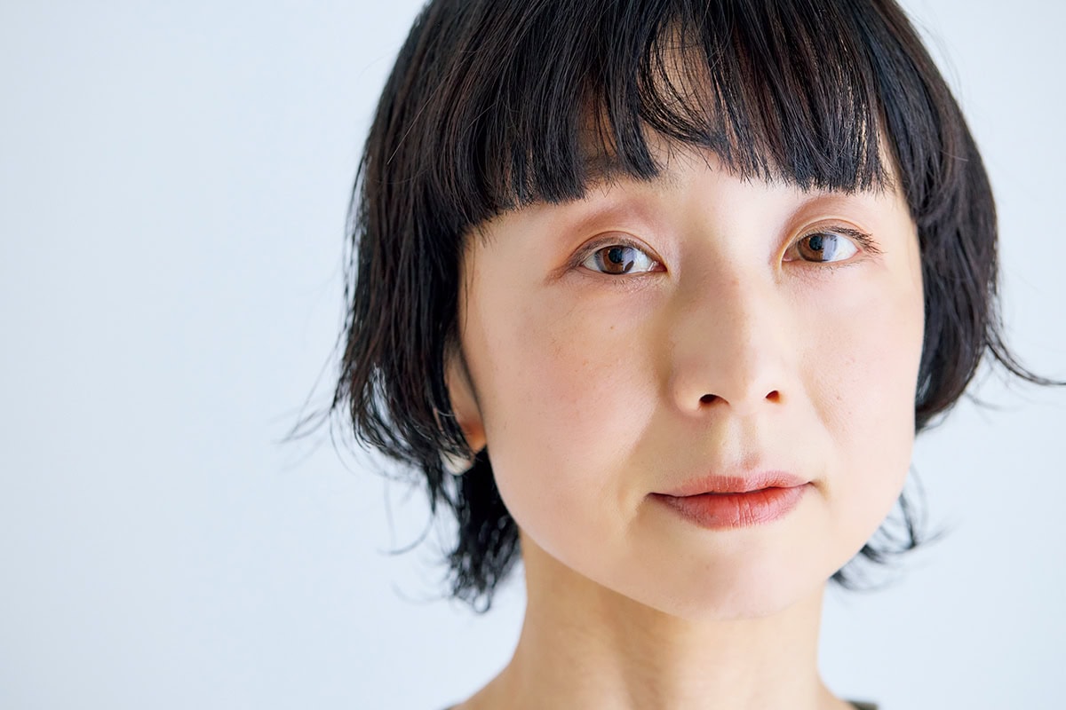 雪浦聖子さんは、汗で崩れやすいのでファンデーションは控えめに。