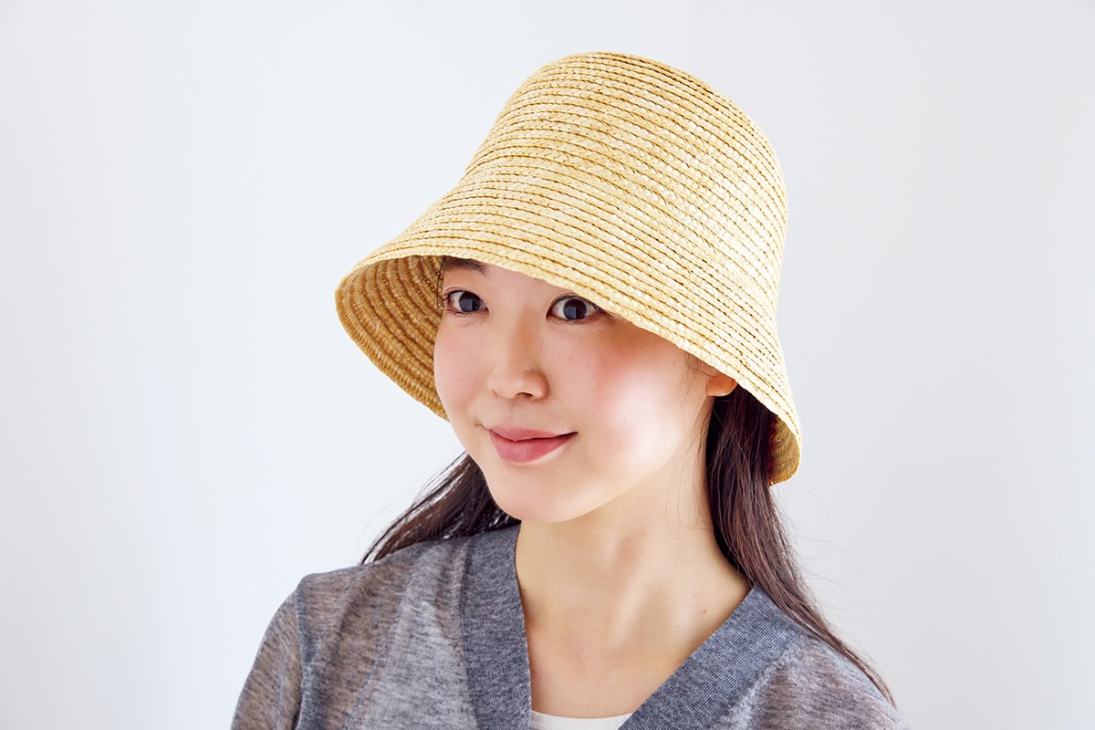 半田麗さん愛用のエム アンダーバーのバケットハットは、深めにかぶれて夏用にぴったり！