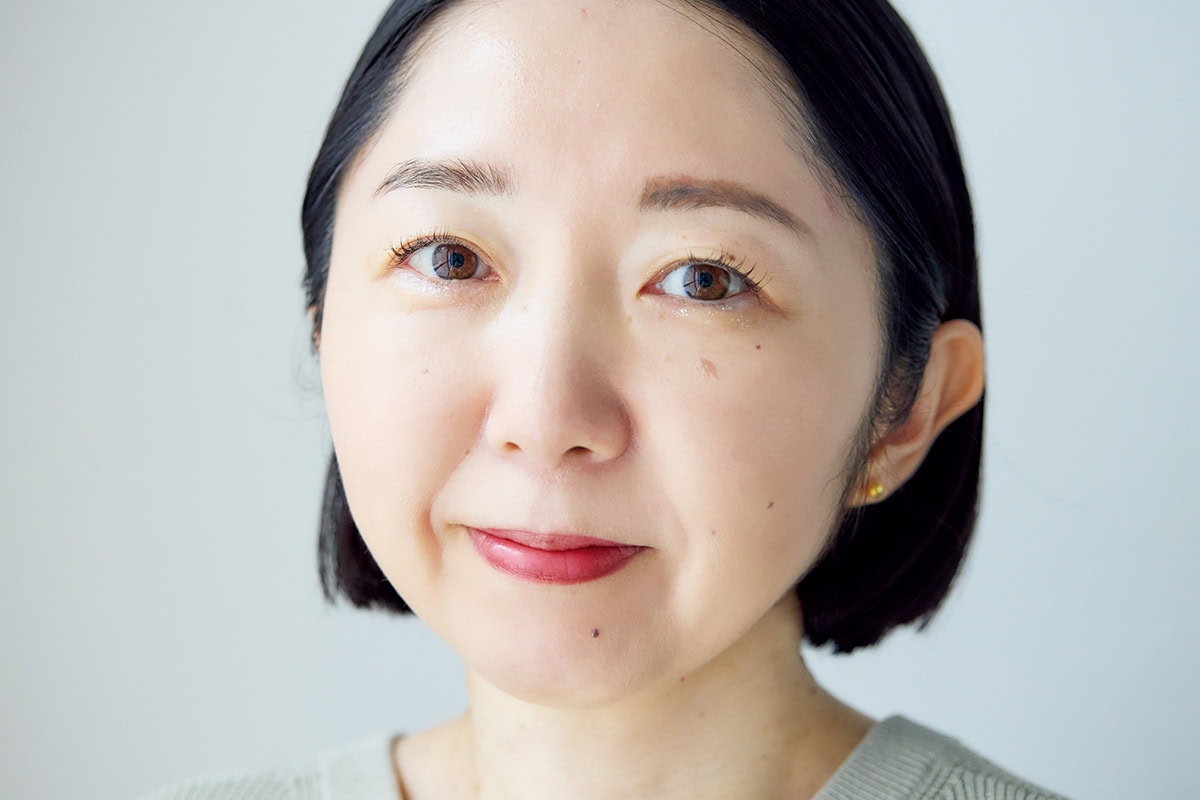 山野内裕紀子さんは、目もとのグリッターできらめきを注入！