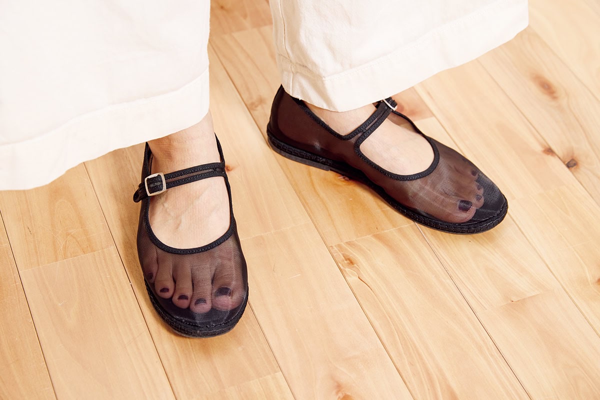 福原恵子さん愛用のシューシャのメッシュパンプスは、疲れにくく歩きやすいのが◎