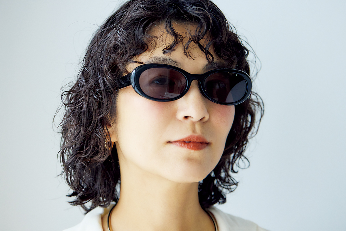 福原恵子さんは、トレンドのゾフとクヌース マーフのコラボサングラスを愛用中。