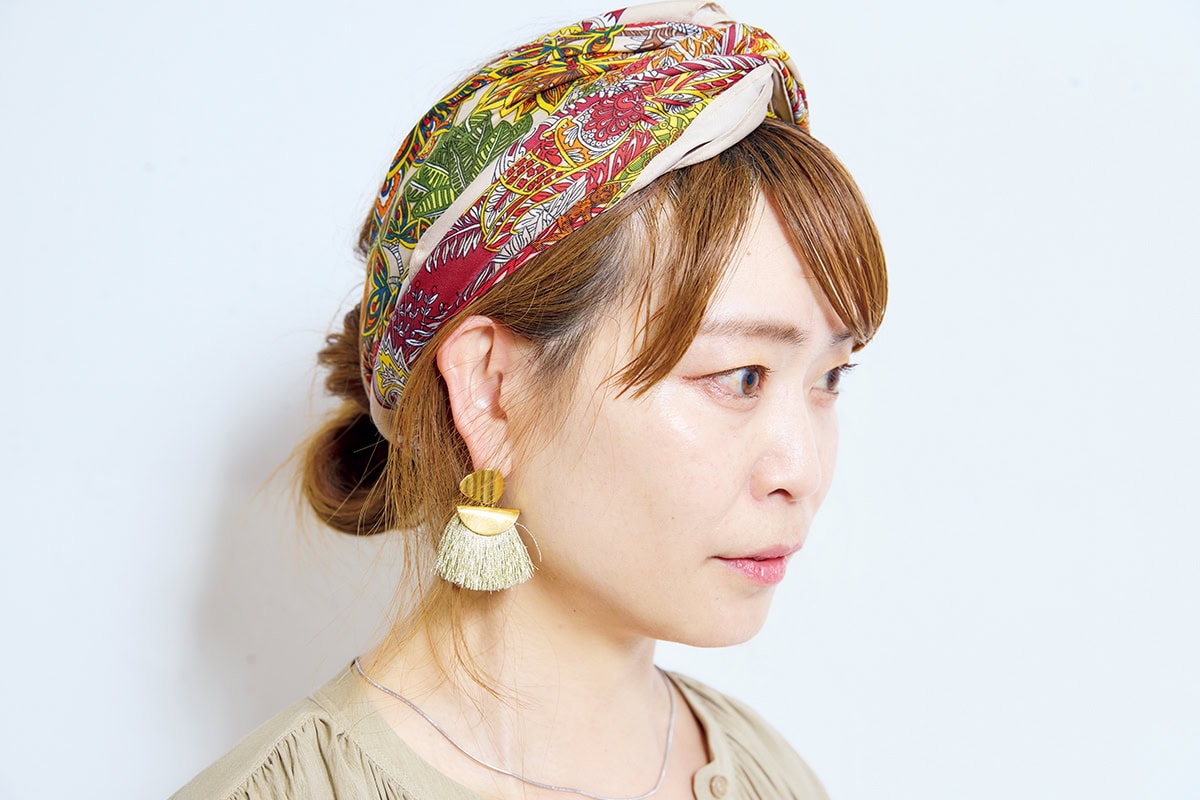 島崎真咲さんは、イェッカヴェッカの大判のバンダナと大きめのフリンジピアスと合わせて抜け感のある遊びをプラス！
