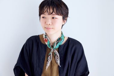 川口彩乃さんは、古着屋で購入した動物柄のスカーフがお気に入り。