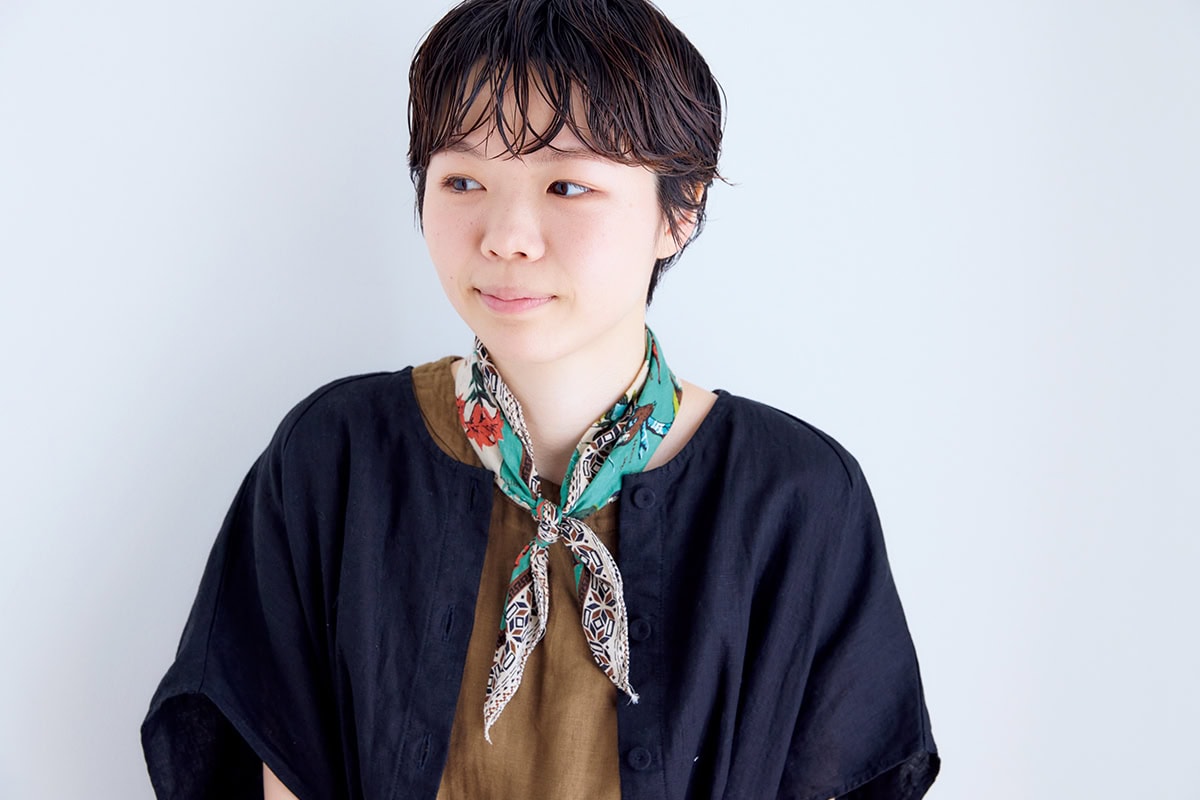 川口彩乃さんは、古着屋で購入した動物柄のスカーフがお気に入り。