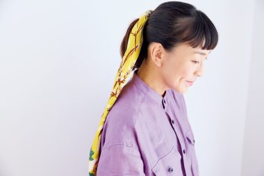 佐藤かなさんは、マニプリのスカーフをさらっと結んでニュアンス出し！