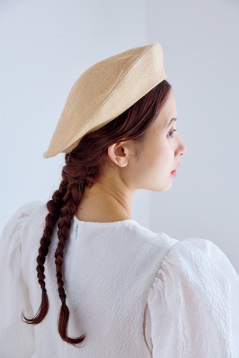 前田エマさんは、キジマタカユキの個性的な形のストロー素材のベレー帽がお気に入り。