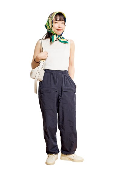 フラッパーズプレスの杉浦彩さんは、旬の“マチコ巻き”でシンプルなモノトーンの着こなしを格上げ！