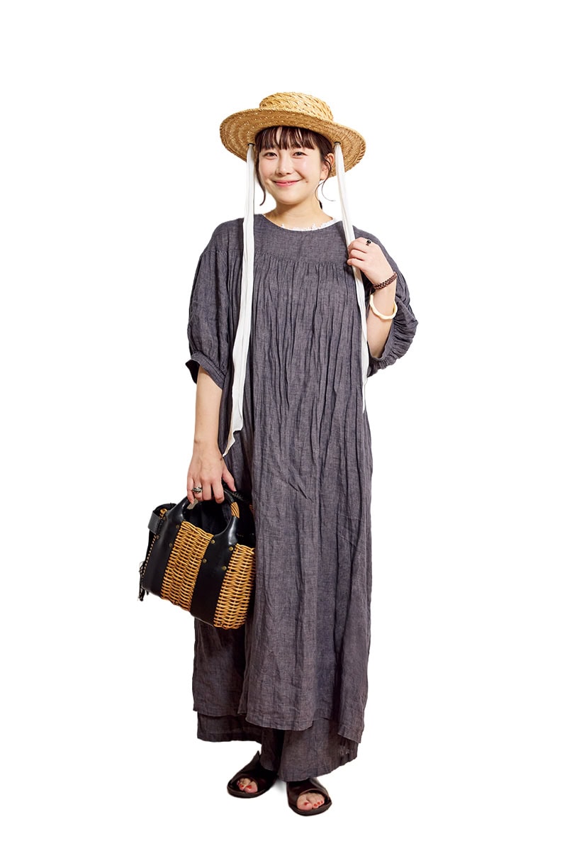 伊藤百香さんは、リネンワンピースに軽やかな小物をあわせてサマーシックに【リンネル9月号】