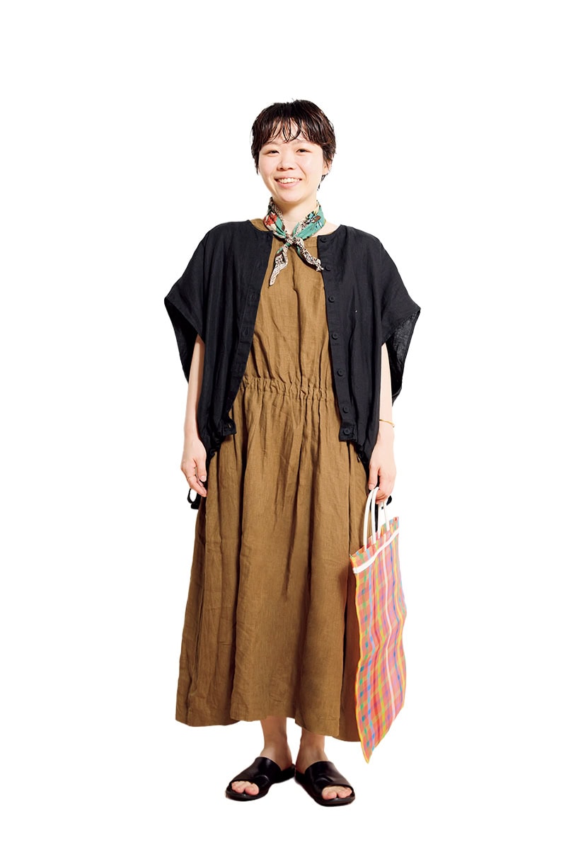 川口彩乃さんは、ネストローブのワンピースをウエストマークしてこなれ感アップ【リンネル9月号】