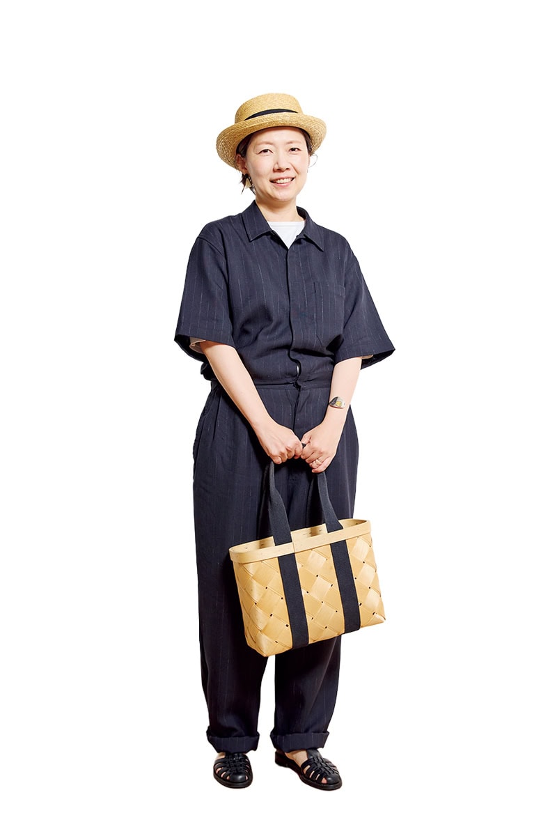 小林夕里子さんは、ピンストライプのオールインワンにカンカン帽やかごバッグで季節感をプラス！【リンネル9月号】