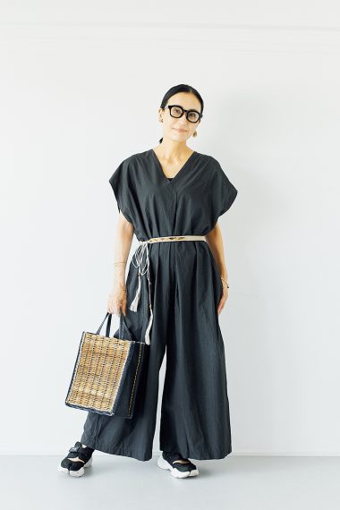 加藤みちるさんは、コットン生地で軽くて涼しいイトのオールインワンでシンプルに！【リンネル9月号】