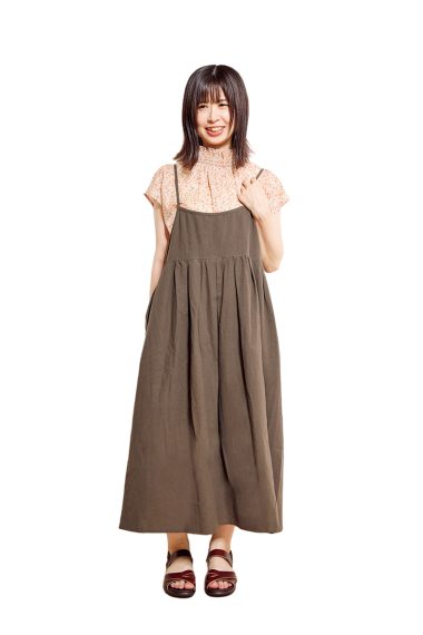 石橋芳美さんは、シーズンレスで着まわせるキャミワンピースとシアーブラウスをレイヤード【リンネル9月号】