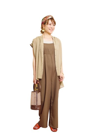 島崎真咲さんは、クラフトスタンダードブティックのオーラインワンにシアーシャツでこなれ感を演出！【リンネル9月号】