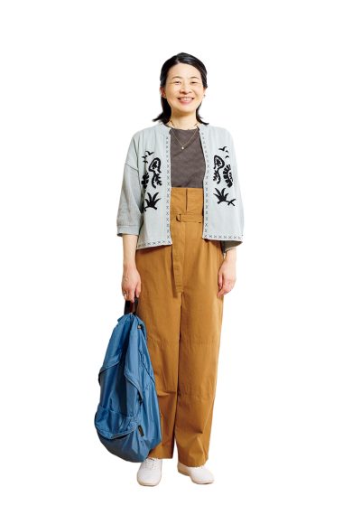 ローラデラックスプレスの天野佑梨さんは、サロペットにフィルデフェールのジャカードカーディガンをはおってモダンに。【リンネル9月号】