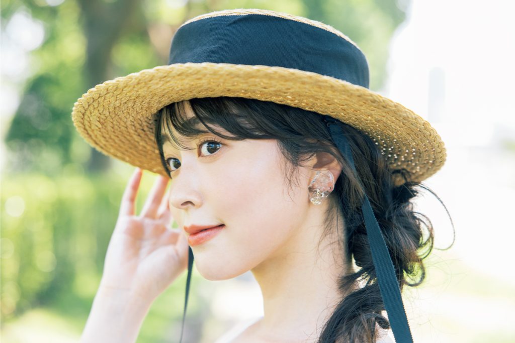 ゆべしさんが着こなすガラス素材とラフィアの小物