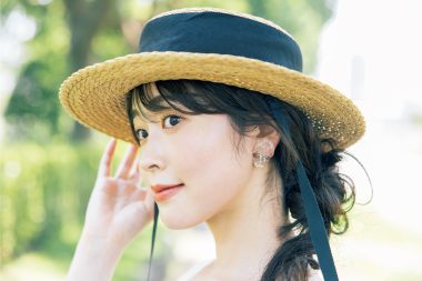 ゆべしさんが着こなすガラス素材とラフィアの小物
