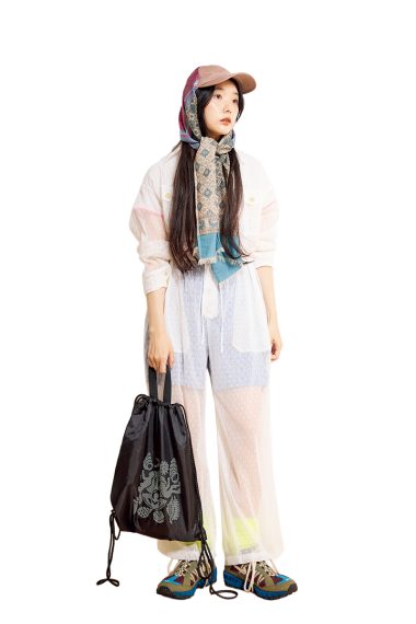 モデル7Aさんは、レースのジャンプスーツに古着のTシャツとショートパンツでストリートなレイヤードスタイルに【リンネル9月号】