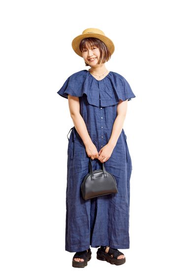 『リンネル』編集Kは、リネンのオールインワンと田中帽子店のハットで大人シックに。【リンネル9月号】