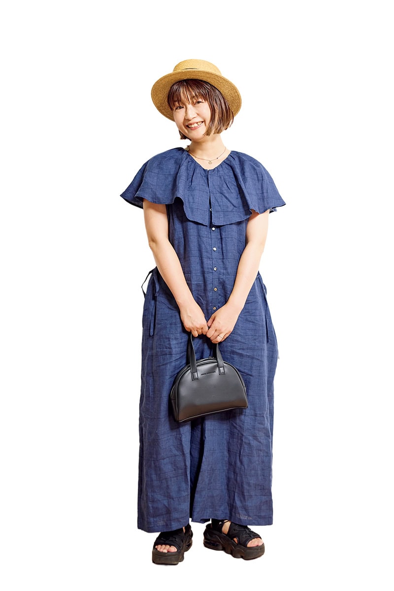『リンネル』編集Kは、リネンのオールインワンと田中帽子店のハットで大人シックに。【リンネル9月号】