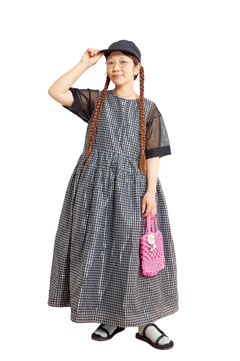 バウエンズプレスの樋口綾花さんは、透け感とツヤ感のあるギンガムチェックのワンピースを主役に！【リンネル9月号】