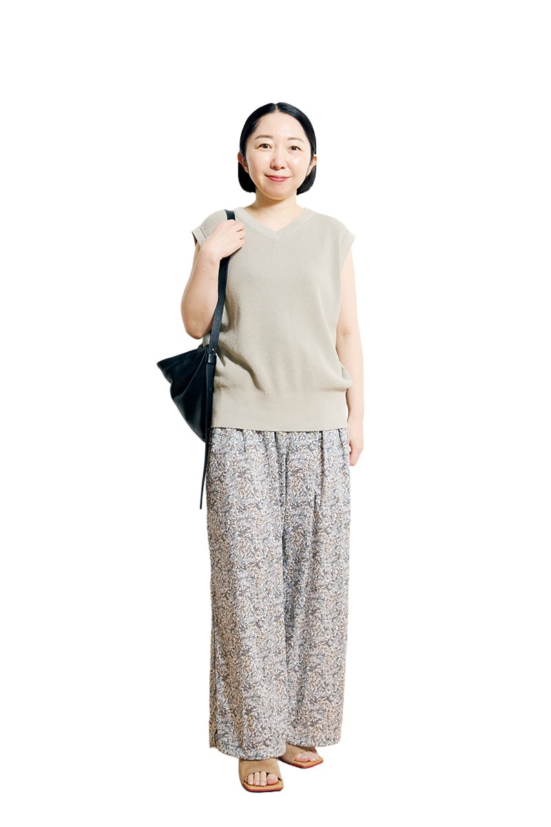 山野内裕紀子さんは、リバティプリントのパンツとロワズィールのニットペストで自然体に【リンネル9月号】