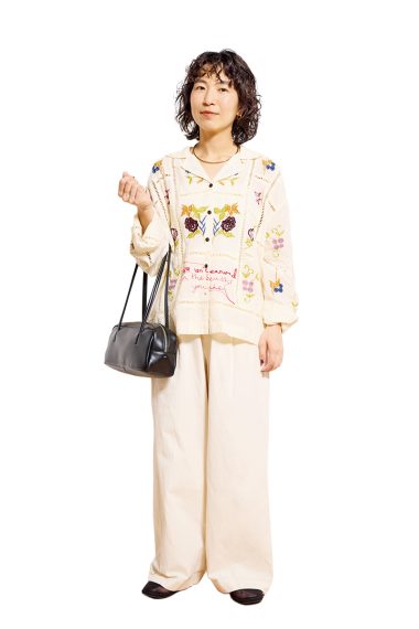 Zoff PRの福原恵子さんは、刺しゅうやレースを引き立てる淡色コーデ【リンネル9月号】
