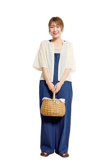 サマンサ モスモス プレスの菊池愛さんは、デニムサロペットにブラウスとかごバッグで大人カジュアルに！【リンネル9月号】