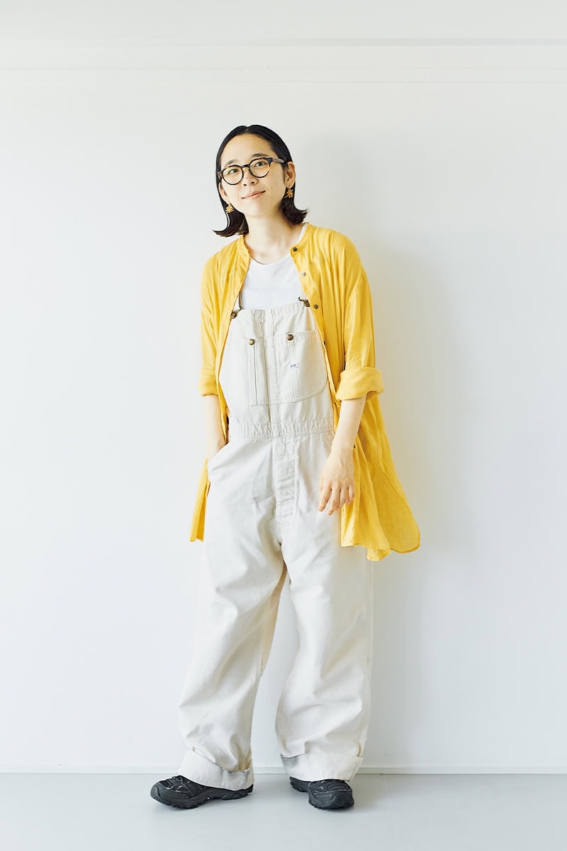 麻絵さんは、リーのオーバーサイズのオーバーオールとジーナンスのシャツでボーイズライクに。【リンネル9月号】