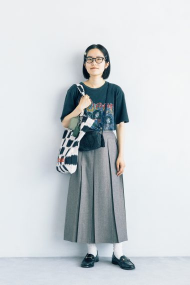 スタイリスト西川木乃美さんは、バントTシャツや小物でスクールガール風に！【リンネル9月号】