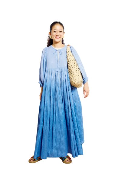 小笠原希帆さんは、グラデーションが引き立つワンピースで存在感たっぷりに【リンネル9月号】