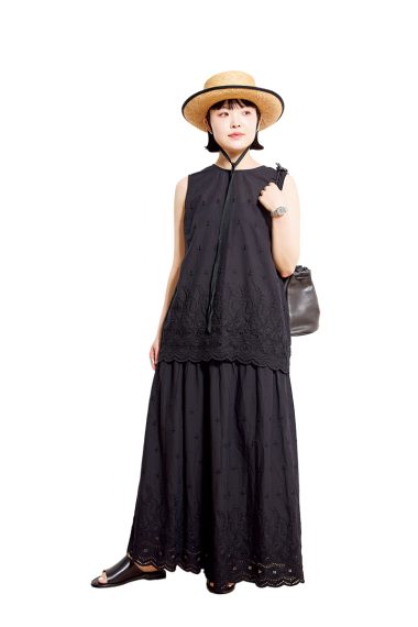 かぐれバイヤーの松田望美さんは、ノースリーブプルオーバーとティアードパンツで、黒のセットアップを軽やかに。【リンネル9月号】