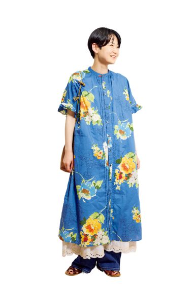 相馬由美さんは、スーパーハッカのインナーワンピースとデニムでこなれたレイヤードに【リンネル9月号】