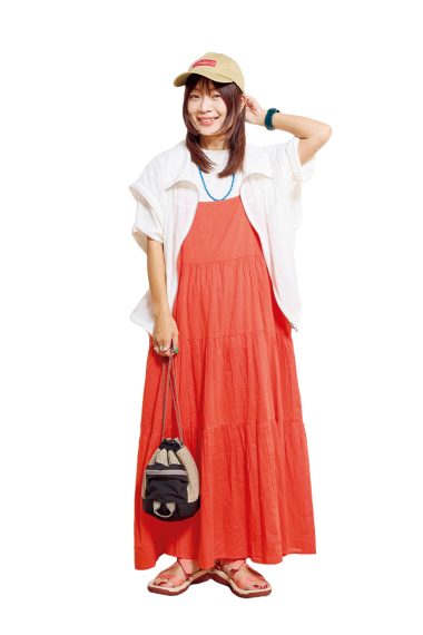 遠藤あゆみさんは、インド綿のワンピースとシアージャケットでアウトドアミックスに【リンネル9月号】