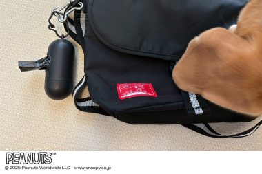 スヌーピー／コールマンのメッセンジャーバッグのサイドには、カラビナでエチケット袋をつけておくとすぐに処理できて便利！