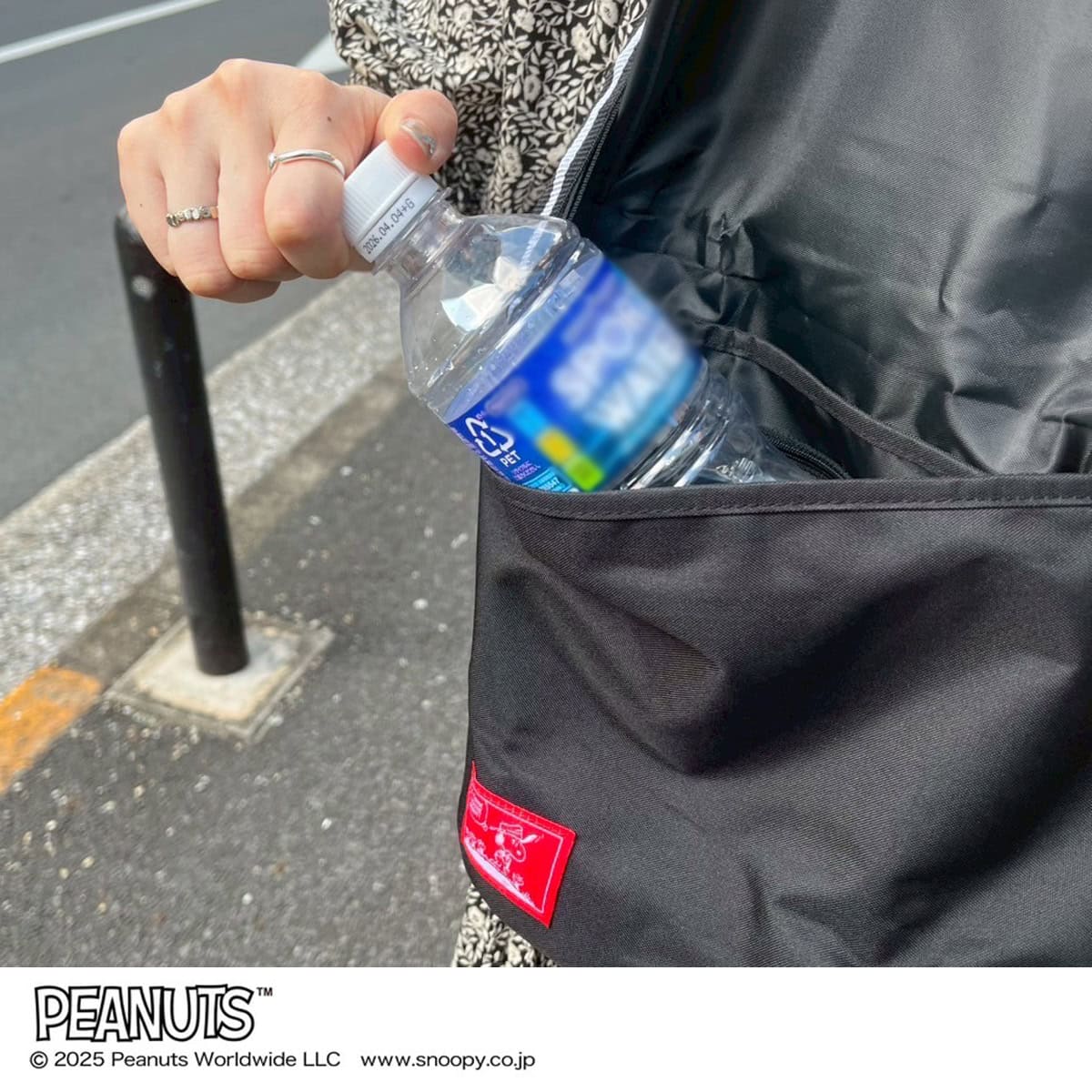 【リンネル付録】スヌーピー/コールマンのメッセンジャーバッグは、500mLのペットボトルも縦に入れられて便利！