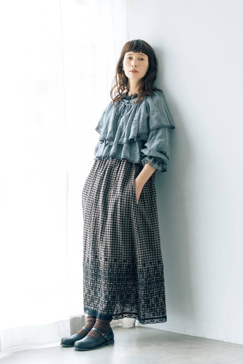 kazumiさんが着こなすガーリーディティール満載の装いは色使いで大人シックに昇華【リンネル9月号】