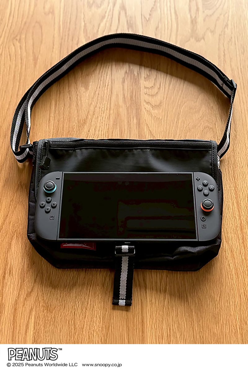 Switch2が横のまますっぽり収められて、バッグの持ち手は長さ調節可能。男女関係なく使うことができますよ！