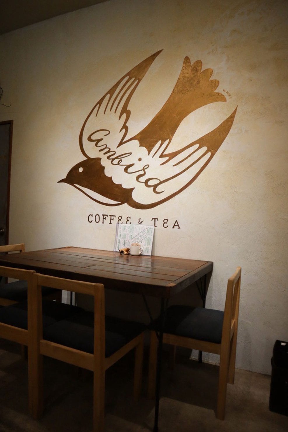 長野・上諏訪のカフェ「AMBIRD coffee＆tea（アンバード コーヒーアンドティー）」の店内