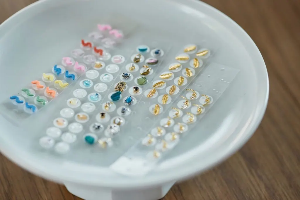 かわいいオリジナルパーツが楽しめる耳ツボジュエリーのシール
