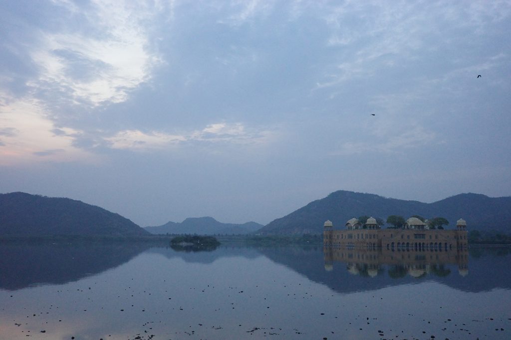 インドの人気観光都市・ジャイプールのおすすめスポット③：ジャル・マハル（Jal Mahal)