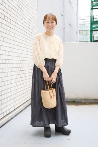 acutti 店主／iotto デザイナー 圷みほさんの私服ファッションスナップ。チュールブラウスの透け感をまとって、やさしげに仕上げる大人の夏コーデ