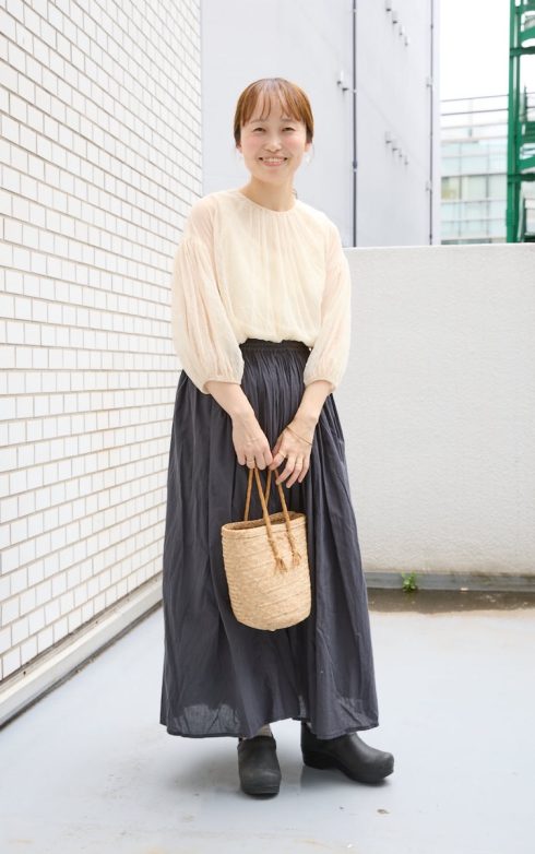 acutti 店主／iotto デザイナー 圷みほさんの私服ファッションスナップ。チュールブラウスの透け感をまとって、やさしげに仕上げる大人の夏コーデ