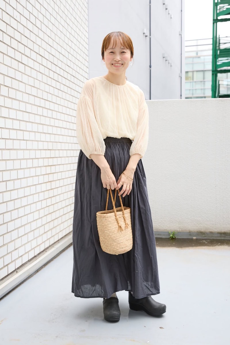 acutti 店主／iotto デザイナー 圷みほさんの私服ファッションスナップ。チュールブラウスの透け感をまとって、やさしげに仕上げる大人の夏コーデ