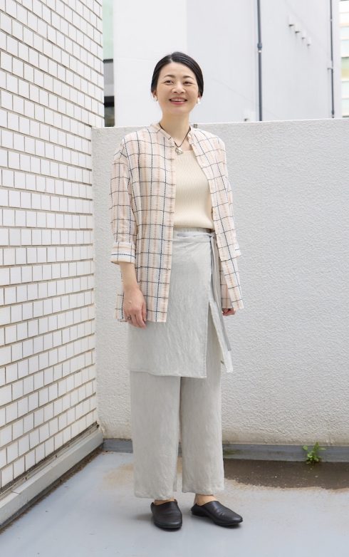 ローラデックス プレス 天野佑梨さんの私服ファッションスナップ。淡色レイヤードで奥行きを出して、夏の大人カジュアルを格上げ！