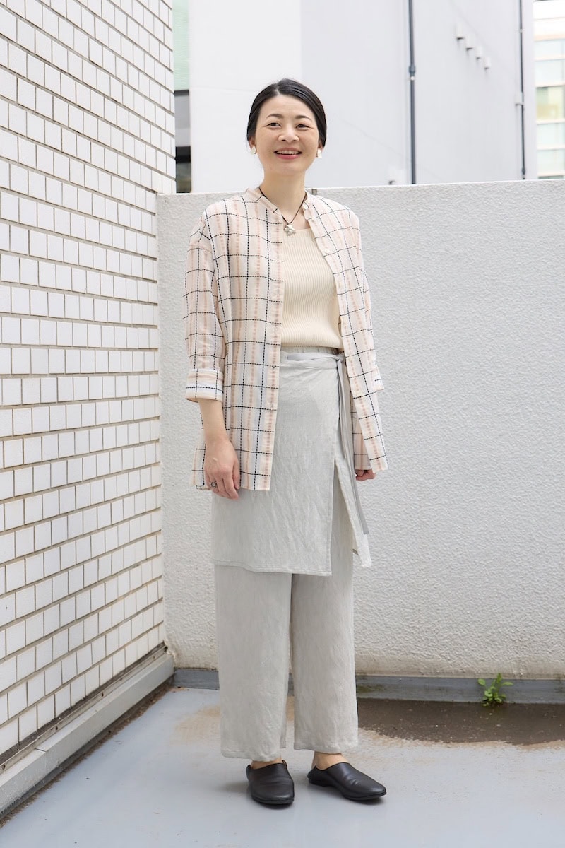 ローラデックス プレス 天野佑梨さんの私服ファッションスナップ。淡色レイヤードで奥行きを出して、夏の大人カジュアルを格上げ！