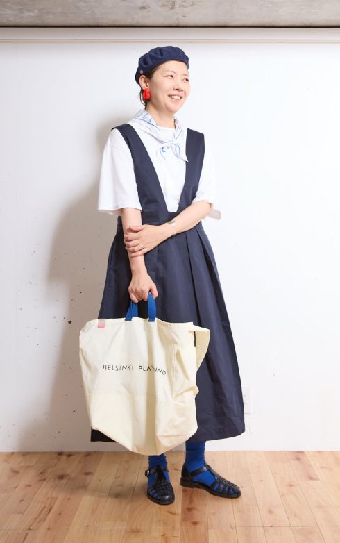 イデー VMD 小林夕里子さんの私服ファッションスナップ。トリコロールで楽しむ、フレンチカジュアルな夏のワンピーススタイル