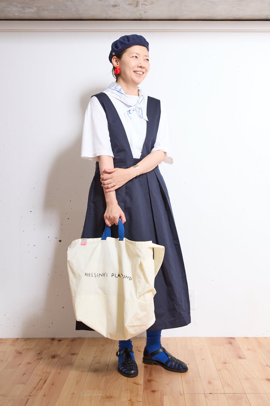 イデー VMD 小林夕里子さんの私服ファッションスナップ。トリコロールで楽しむ、フレンチカジュアルな夏のワンピーススタイル