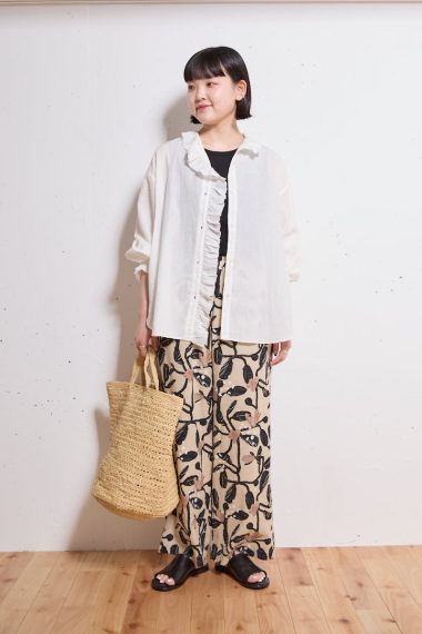 かぐれ バイヤー 松田望美さんの私服ファッションスナップ。フリルシャツを大人っぽく着こなす、ナチュラルモードなリラックススタイル