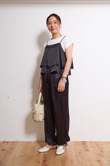 フラッパーズ プレス 土屋百合子さんの私服ファッションスナップ。刺しゅうセットアップをオールインワン風に。涼感をまとった大人の黒コーデ